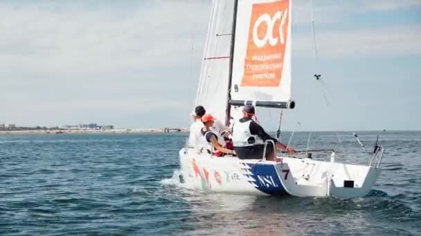 SEVASTOPOL, CRIMEA - OCTOBER 1, 2020: yachtsmen on yacht during regatta — 图库视频影像