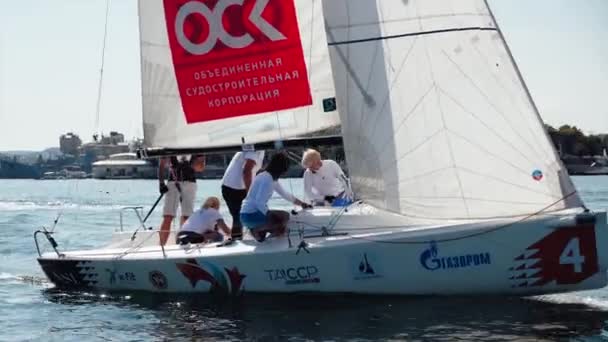 SEVASTOPOL, CRIMEA - OCTOBER 1, 2020: yachtsmen on yacht during regatta — 비디오