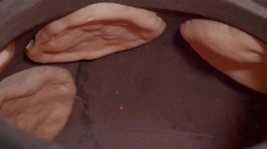 Tandır 'da pitta ekmeği hazırlama süreci var.