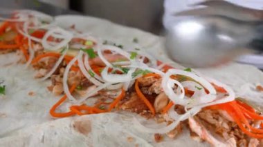 Profesyonel şef fast food kafede shawarma yapıyor, yakın plan.