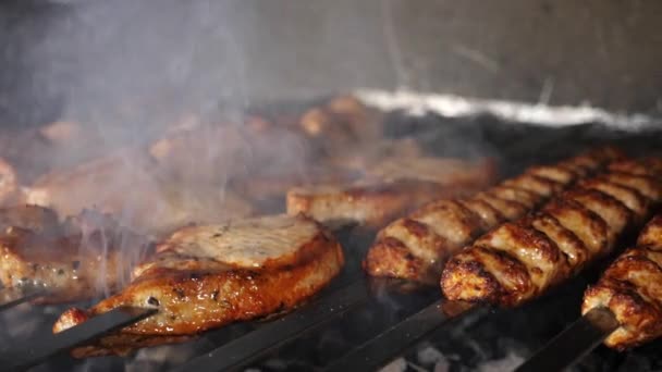 Hay cocinero de carne con pinchos sobre carbón vegetal, primer plano en cámara lenta. — Vídeos de Stock