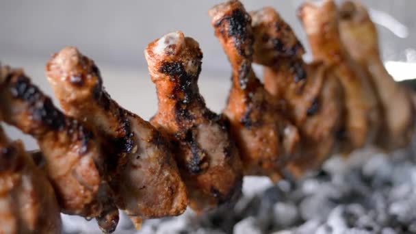 Gambe di pollo cuoco con spiedini su carbone, primo piano — Video Stock