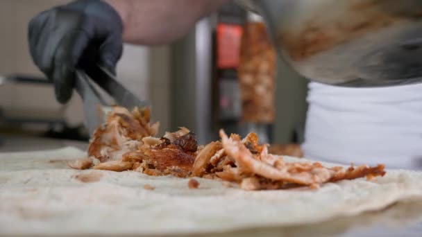 Chef profissional está fazendo shawarma no café fast food, close-up — Vídeo de Stock