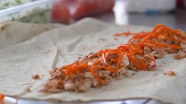 Profesyonel şef fast food kafede shawarma yapıyor, yakın plan.