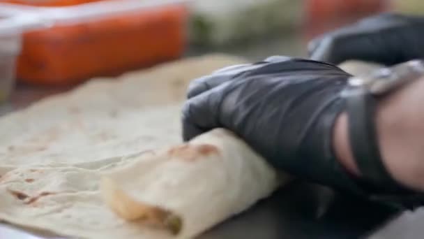 Bucătarul profesionist face shawarma la cafeneaua fast-food, aproape — Videoclip de stoc