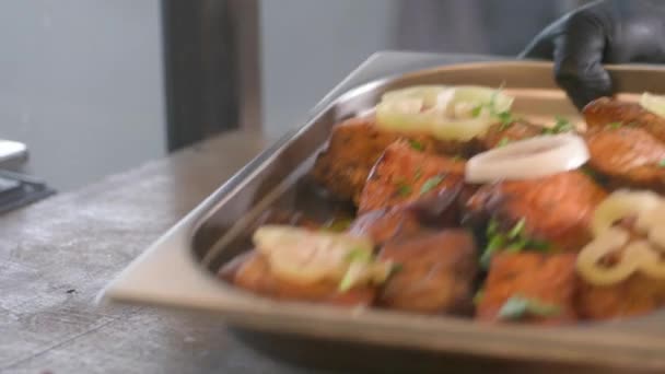 먹을 수있는 음식 이 뷔페 선반 위에 놓여 있다 — 비디오