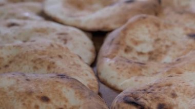 Geleneksel doğu düz ekmeği fırın rafında tandır.