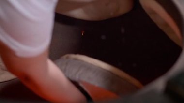 Tandır 'da pitta ekmeği hazırlama süreci var.