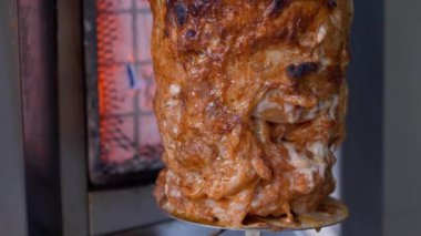 Et tükürüğün üzerinde hazırlanıyor. Türk geleneksel kuzeni