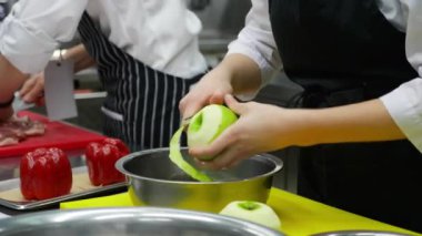 Restoranın mutfağında tanınmayan iki şef çalışıyor.