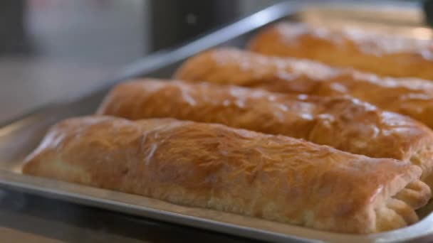 Listo para comer productos de panadería están poniendo en el estante del buffet — Vídeos de Stock