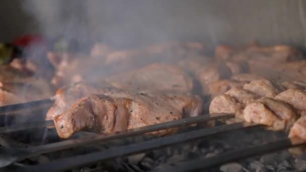Есть мясо повар с шампурами на древесном угле. — стоковое видео
