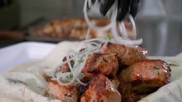 Chef pone cebolla en la carne a la parrilla en restaurante de comida rápida — Vídeos de Stock