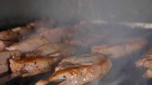 Есть мясо повар с шампурами на древесном угле. — стоковое видео