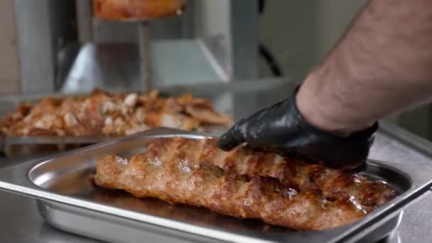 A szaftos lula kebab felszáll a nyárson, és tálcát tesz a gyorsétteremben. — Stock videók