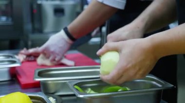 Restoranın mutfağında tanınmayan iki şef çalışıyor.