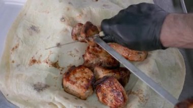 Izgara et şişte kalkıyor ve fast food kafeteryasında pide yapıyor.