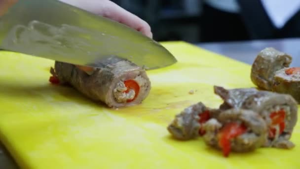 Chef schneidet Fleischrolle in Scheiben in Restaurantküche, Nahaufnahme — Stockvideo