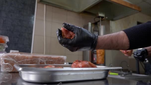 O chef coloca carne no espeto para se preparar em uma grelha — Vídeo de Stock