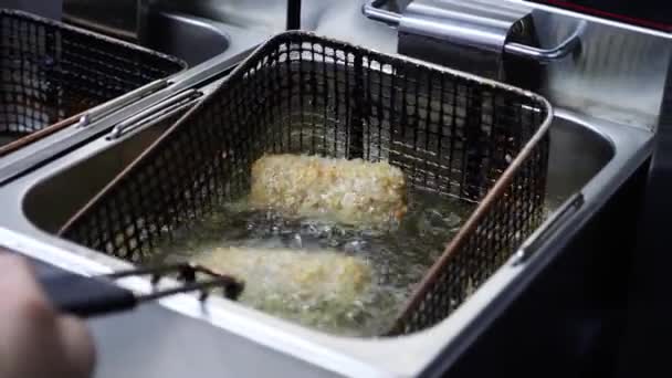Processo di cottura dei rotoli di carne nella friggitrice — Video Stock