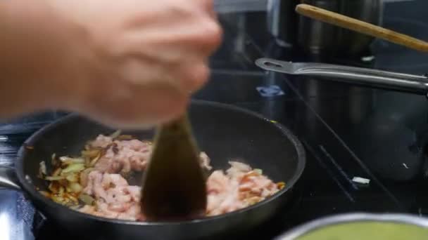 シェフはプロのキッチンでフライパンに野菜を混ぜます. — ストック動画
