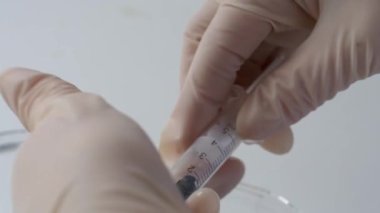 Doktor şırıngayı kiro terapi prosedürüne sokuyor.