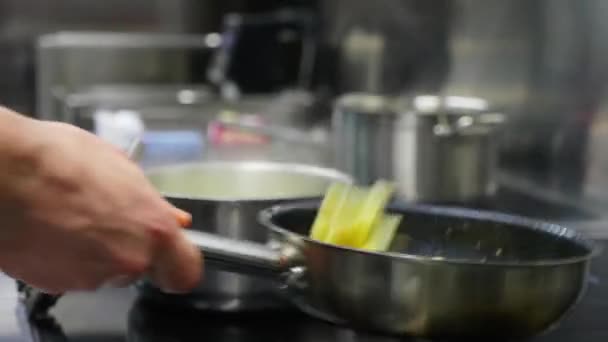 Chef tossing vegetables on frying pan at professional kitchen. — Stock Video