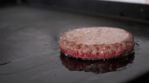 Το μπιφτέκι με βάση το κρέας τηγανίζεται στην κουζίνα του εστιατορίου. — Αρχείο Βίντεο