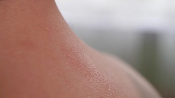 El médico está poniendo la sanguijuela en el cuello del paciente de la jeringa, primer plano — Vídeos de Stock