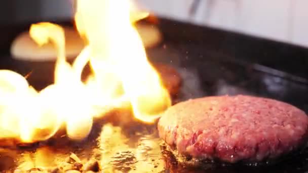 Bacon com carne patty para um hambúrguer cozinhar com fogo na grelha. — Vídeo de Stock