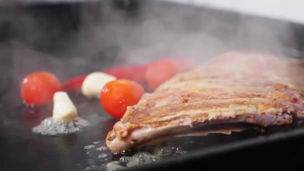 De ribben met groenten geroosterd op de grill, slow motion. — Stockvideo