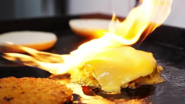 Chef smelten verwerkte kaas op vlees cutlet met gasbrander op grill — Stockvideo