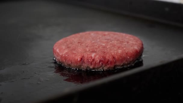Burger et pirzolası restoranın mutfağında ızgarada kızarıyor. — Stok video