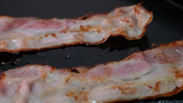 Kawałki bekonu z pasztetem mięsnym na frytki na grillu. — Wideo stockowe
