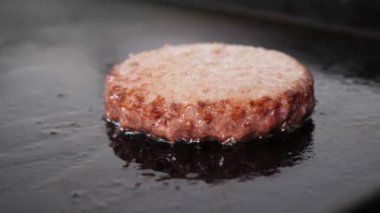 Burger et pirzolası restoranın mutfağında ızgarada kızarıyor. 