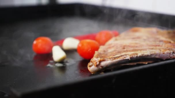 Las costillas con verduras asadas en la parrilla, cámara lenta. — Vídeo de stock