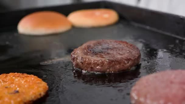 Hand zetten verwerkte kaas voor hamburger aan vlees cutlet roosteren op grill — Stockvideo