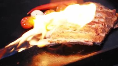 Sebzeli kaburgalar ızgarada kızarıyor, yavaş çekimde..