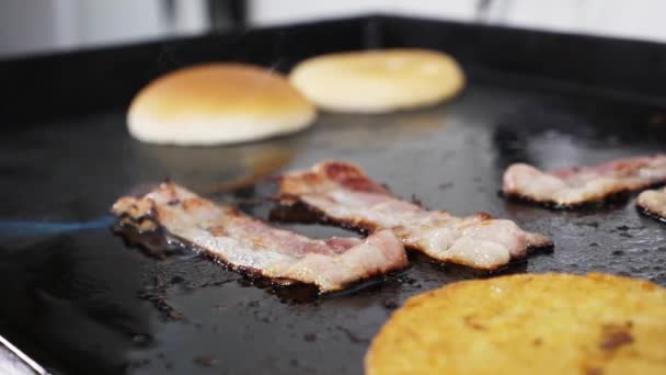 Bekon z patty mięsa na hamburgera gotowania z ogniem na grillu. — Wideo stockowe