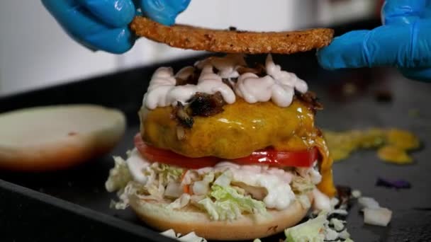 Chef preparando hamburguesa, hacer una comida rápida. — Vídeos de Stock