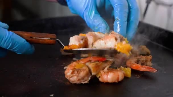 Chef bereitet Meeresfrüchte mit Orangenstücken auf dem Grill zu, Nahaufnahme — Stockvideo