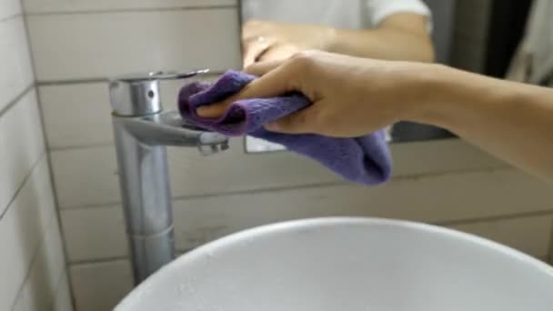 Η γυναίκα καθαρίζει τη βρύση στο μπάνιο, κοντά χέρια. — Αρχείο Βίντεο