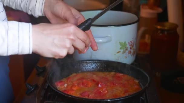 Žena vaří míchaná vejce. Omelet se zeleninou. Domácí potraviny. — Stock video