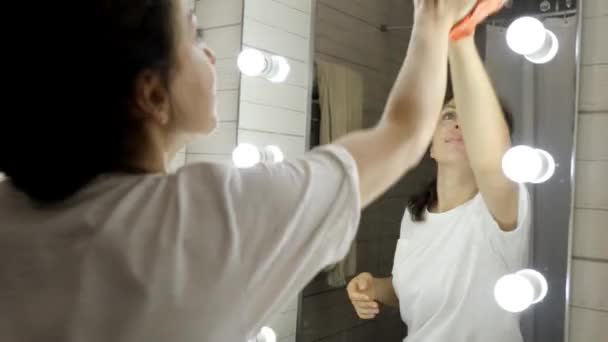 Portré fiatal boldog nő takarítás ház mosollyal — Stock videók