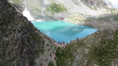 Dağ kayalıkları arasında göl manzarası.