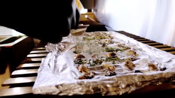 Kook oesters met gasbrander in restaurant, close-up — Stockvideo