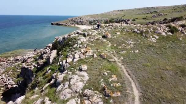 Letecký pohled na krásné skalnaté pláže na pobřeží Azova na Krymu — Stock video