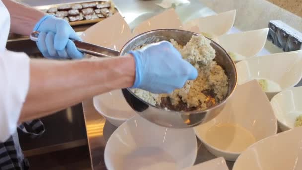 Шеф-повар готовит много похожих блюд в отеле, крупным планом — стоковое видео