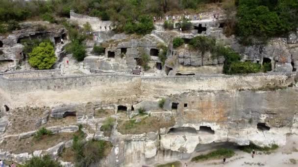 Un antiguo edificio en la ciudad cueva de Chufut-Kale. — Vídeos de Stock