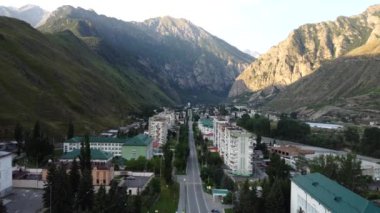 Dağlar arasındaki küçük kasabanın havadan görünüşü